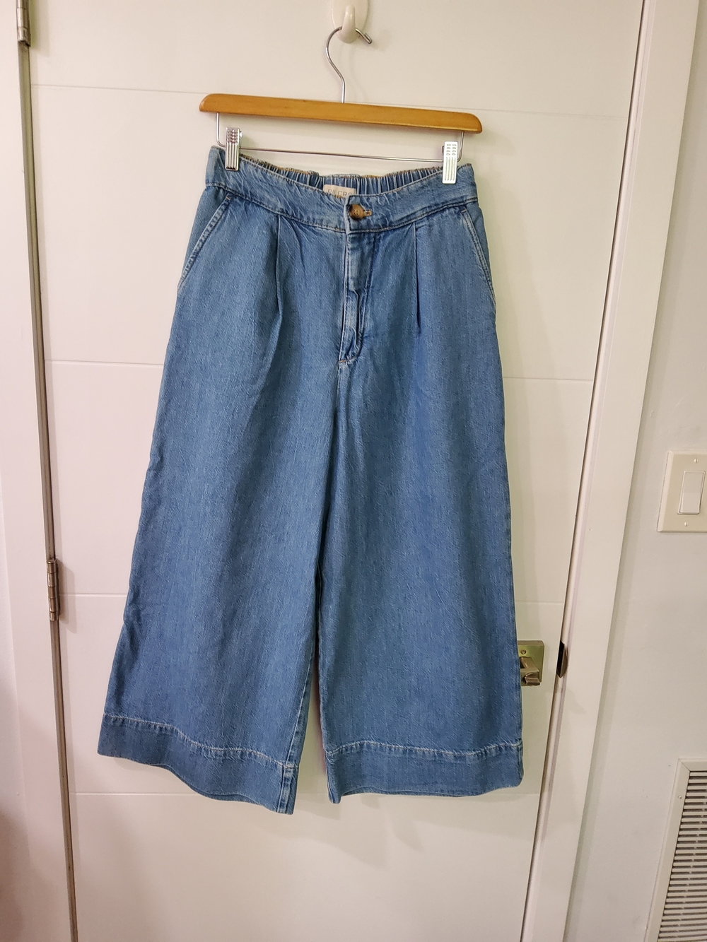 Pilcro Pleated High-Rise Wide-Leg Culotte Crop Jeans Size 27 - Picture 4 of 10